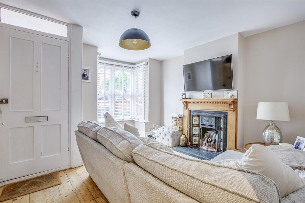 92 Oakridge Road, HP11 2PL-13.jpg