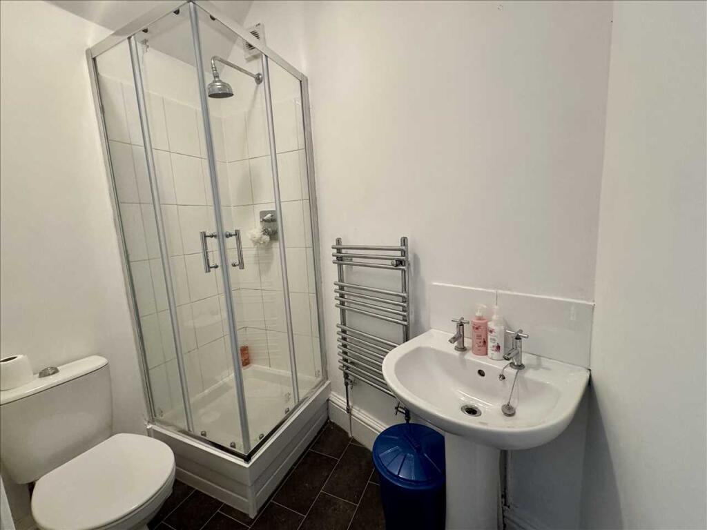 EN-SUITE SHOWER ROOM
