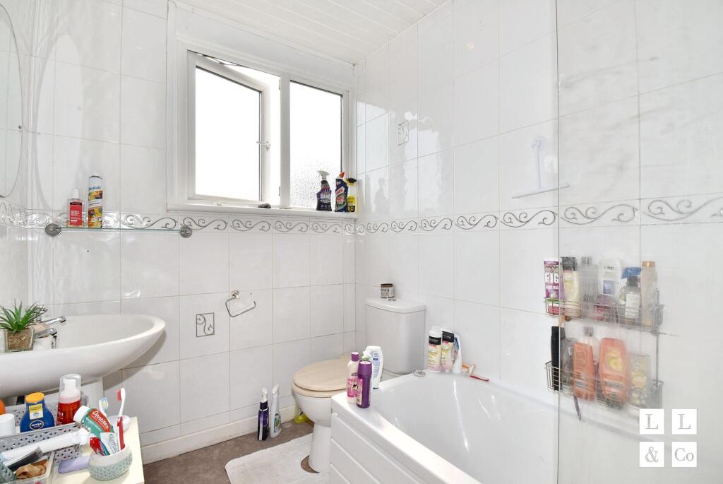 BATHROOM (FIRST FLOOR)