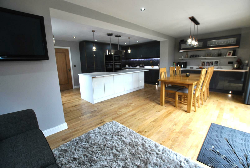 OPEN PLAN FAMILY KITCHEN/DINER