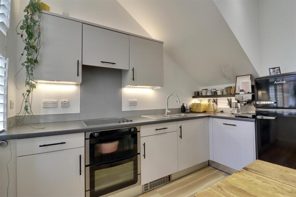 KITCHEN/LOUNGE/DINER