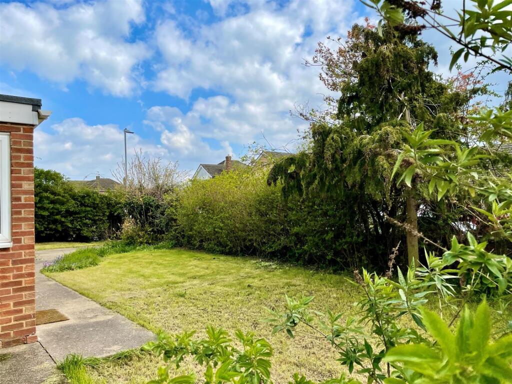 GARDEN AND PARKING