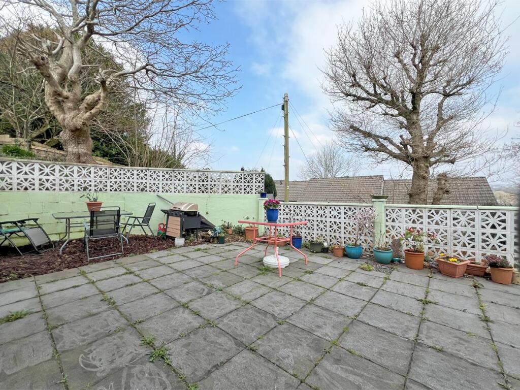 Bourne Close 24 - Garden NEW.jpg