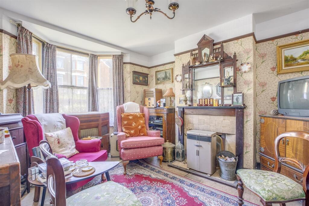 110 Totteridge Road, HP13 6EX-2.jpg