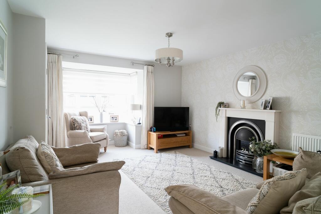 SITTING ROOM FITTED DINING KITCHEN
