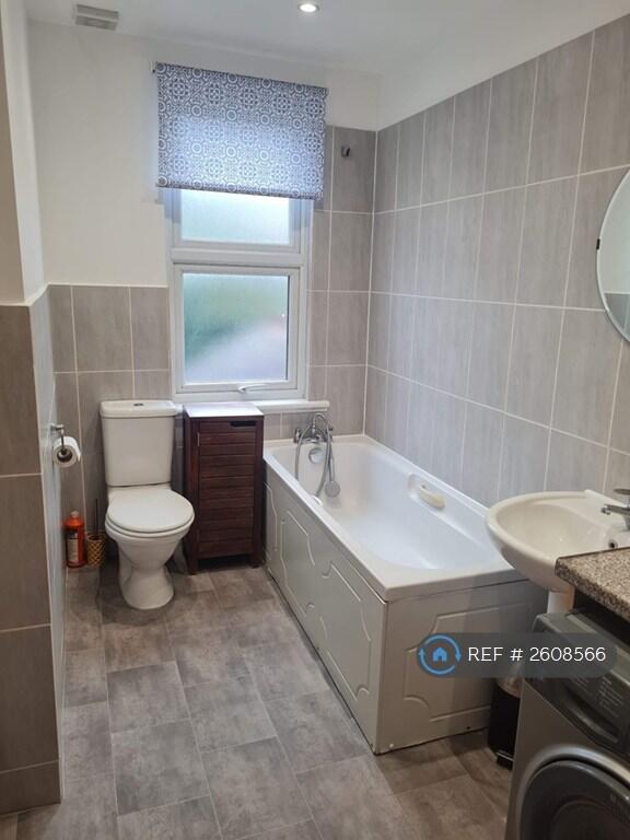 Bath Only ¿ No Standing Shower Available