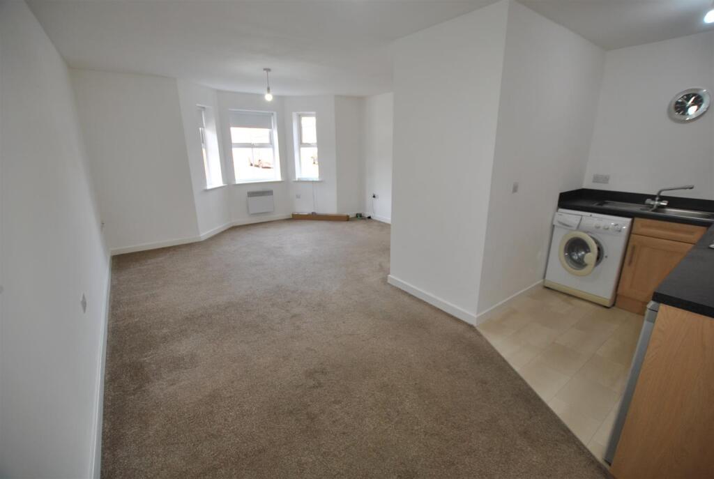 OPEN PLAN LIVING SPACE