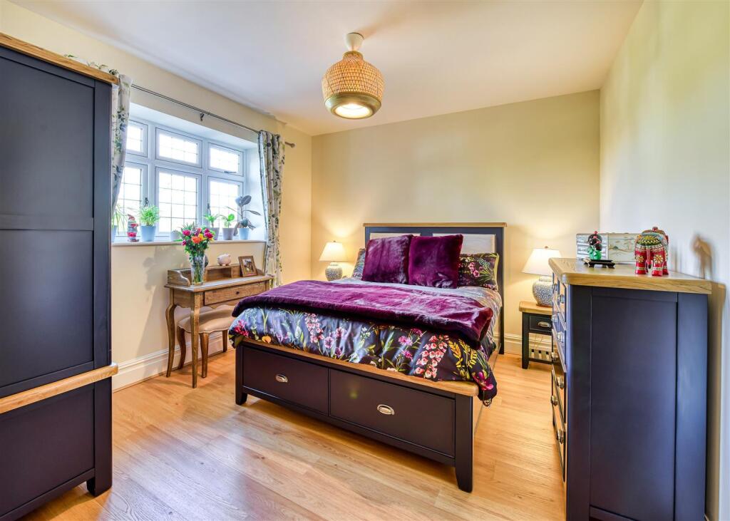 3 The Gables-bed2.jpg
