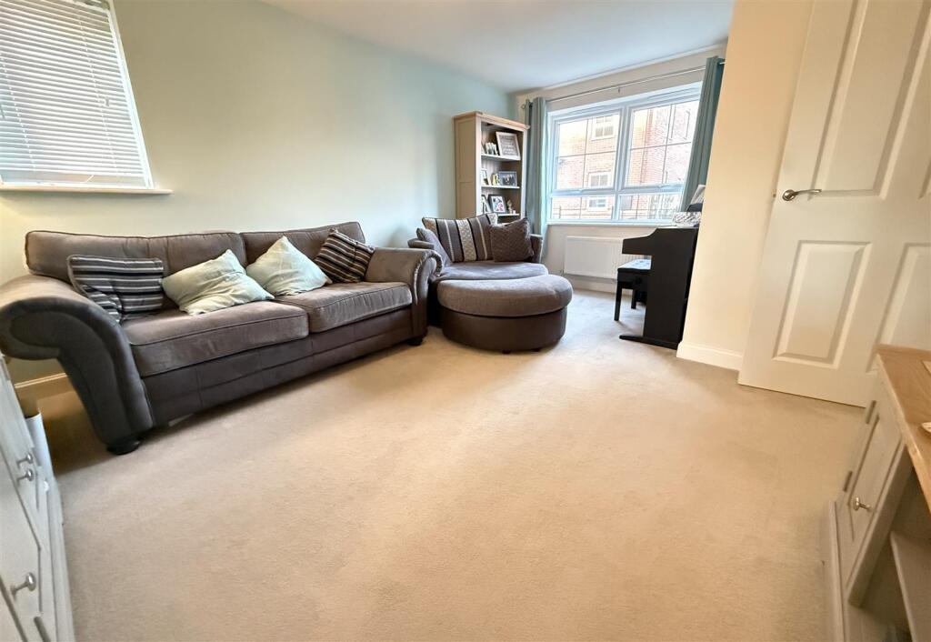 L SHAPED SITTING ROOM