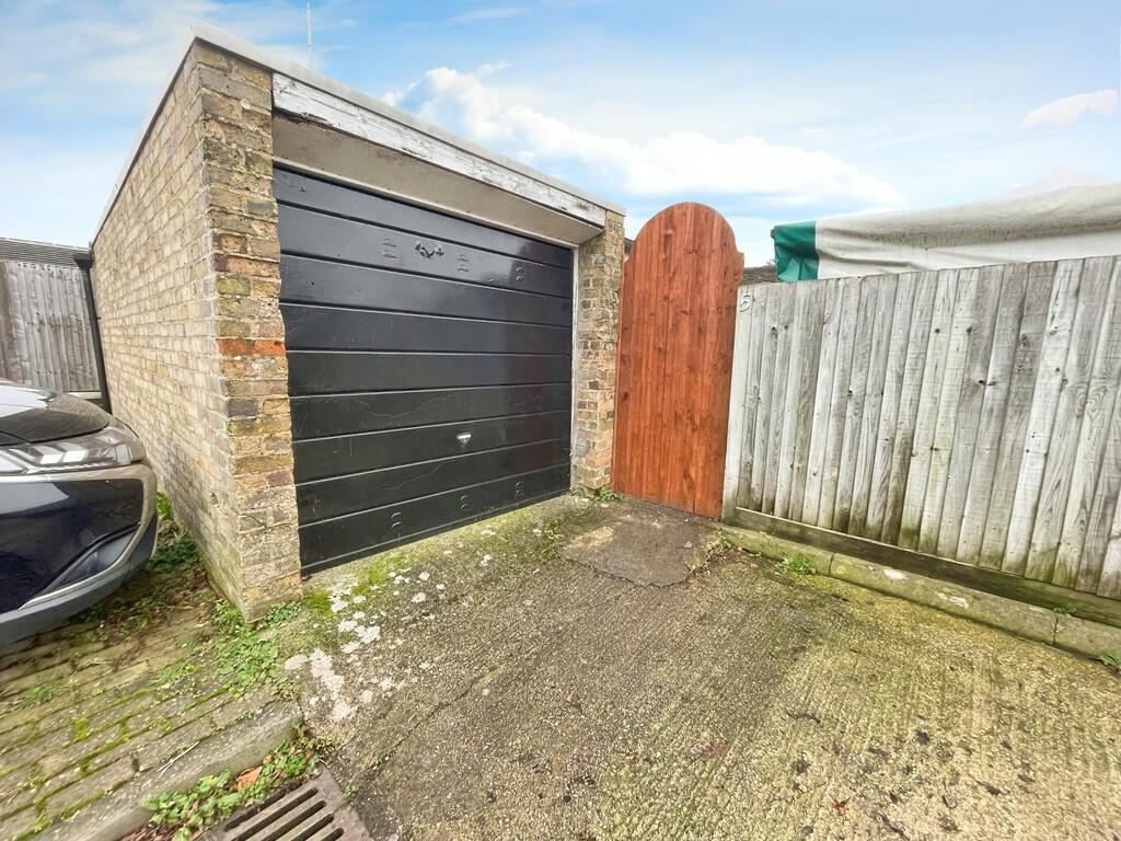 f5e25383-garage