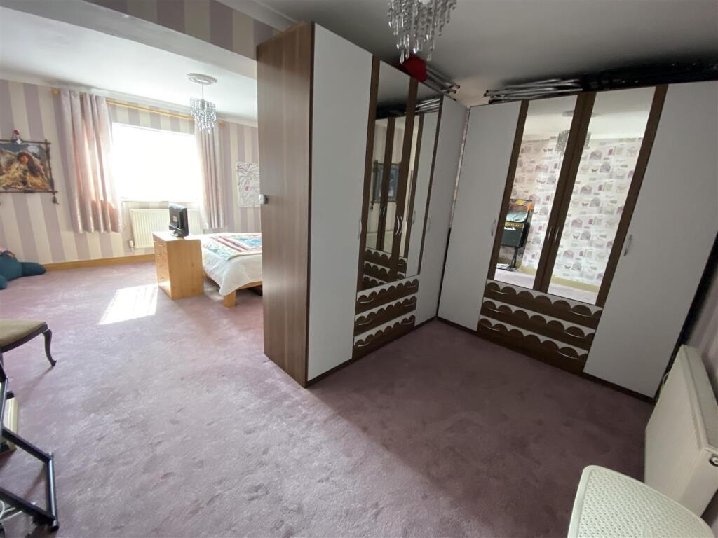 Bedroom no.1 rear double: