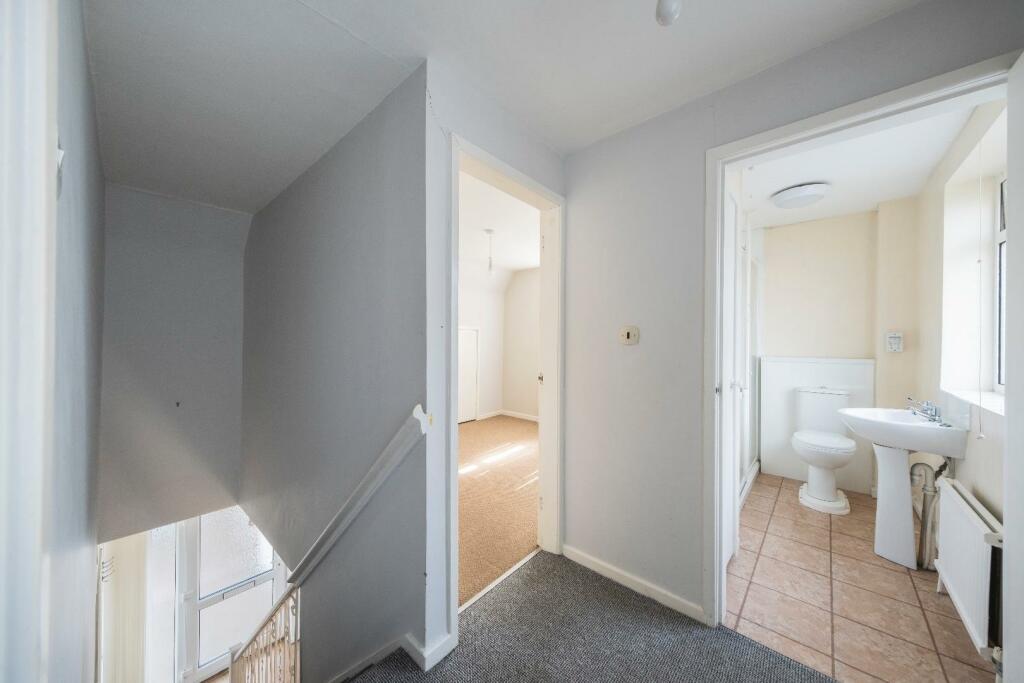 6 Heath Close-022.JPG