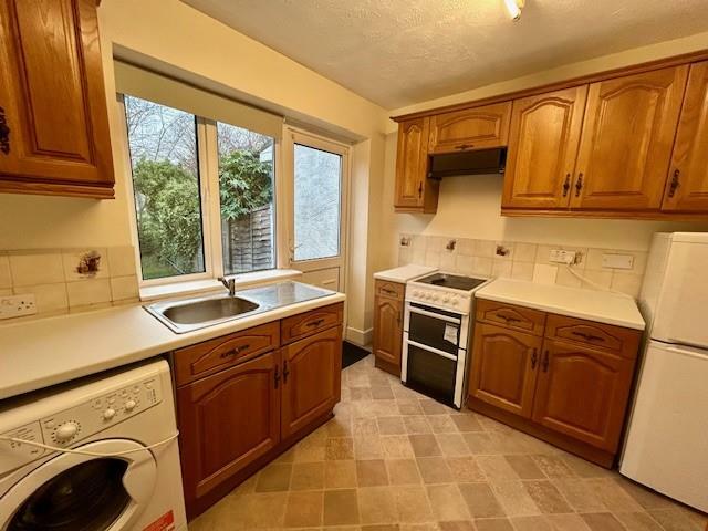38 Sycamore Road kitchen 2.jpg