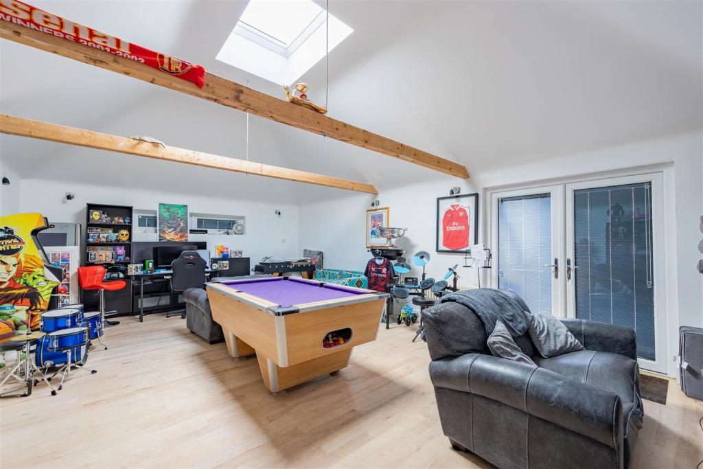 Bedroom 5/Games Room