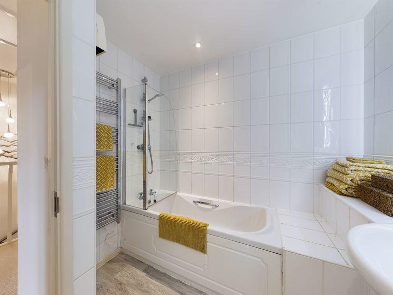 Family bathroom - 2