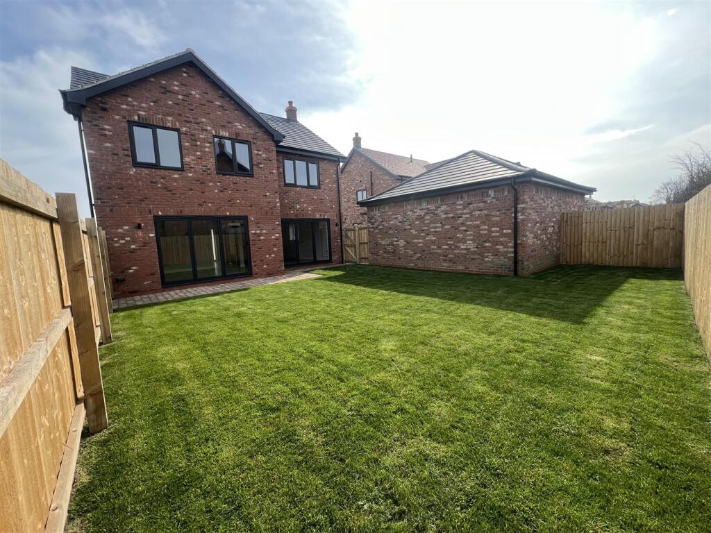 15. Rear Garden.JPG
