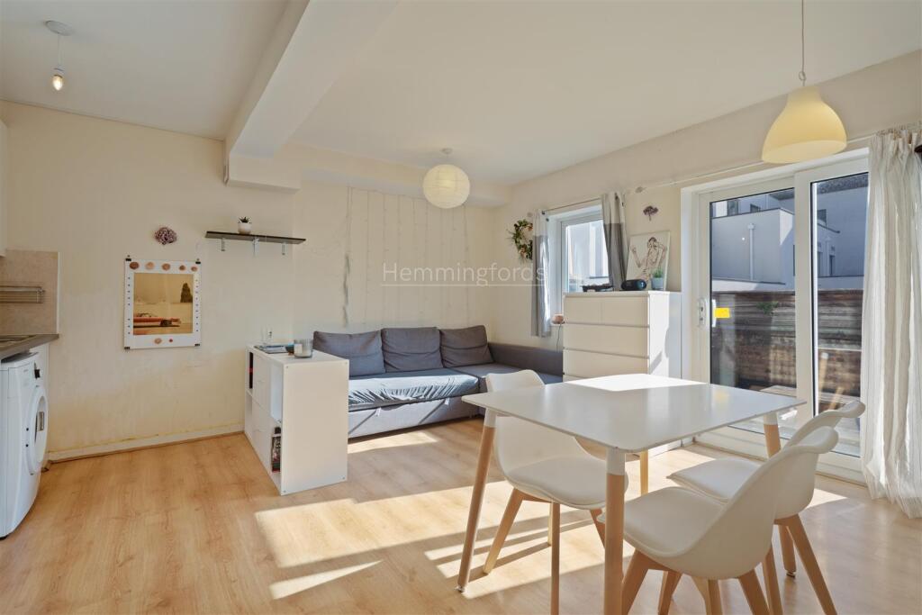 09-842d82298-HMF-JJ-Chapel Market-43-logo.jpg