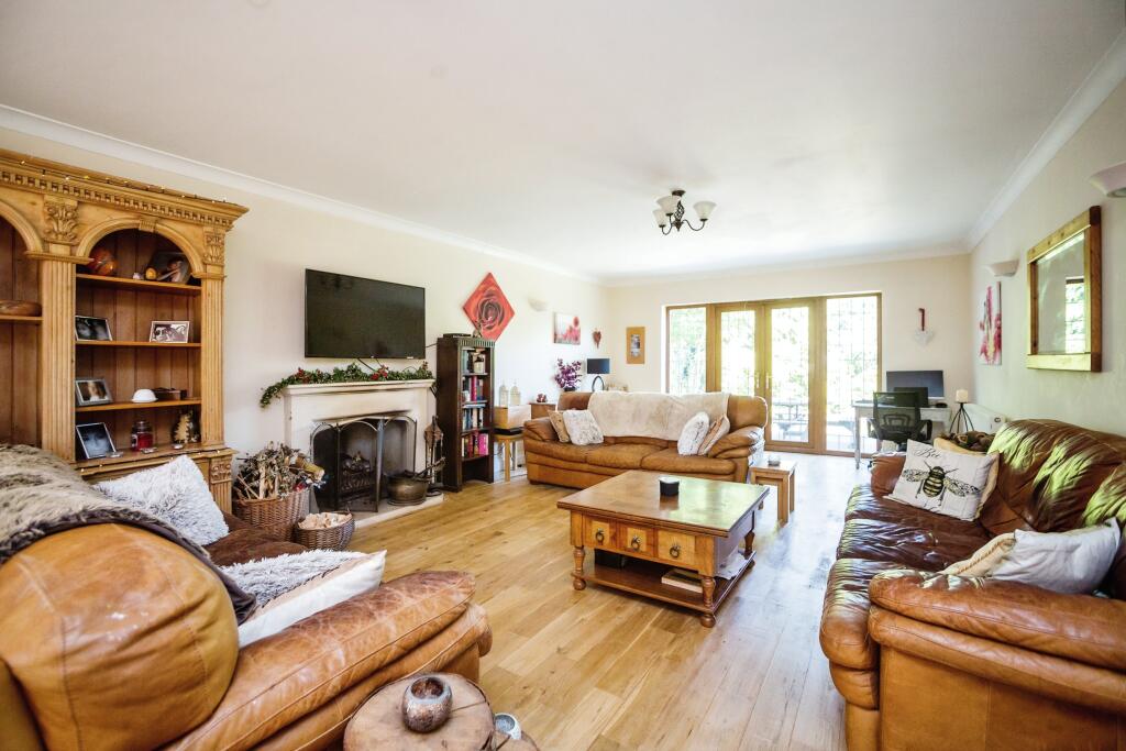 Lounge/Dining Room