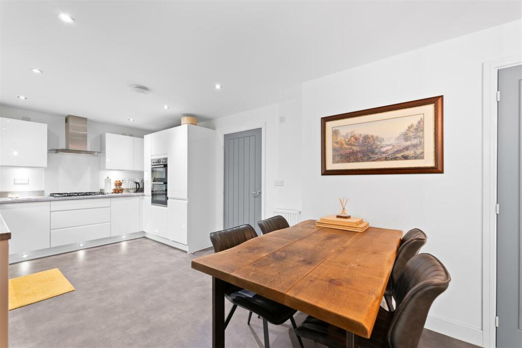 2 Edale Drive-24.jpg