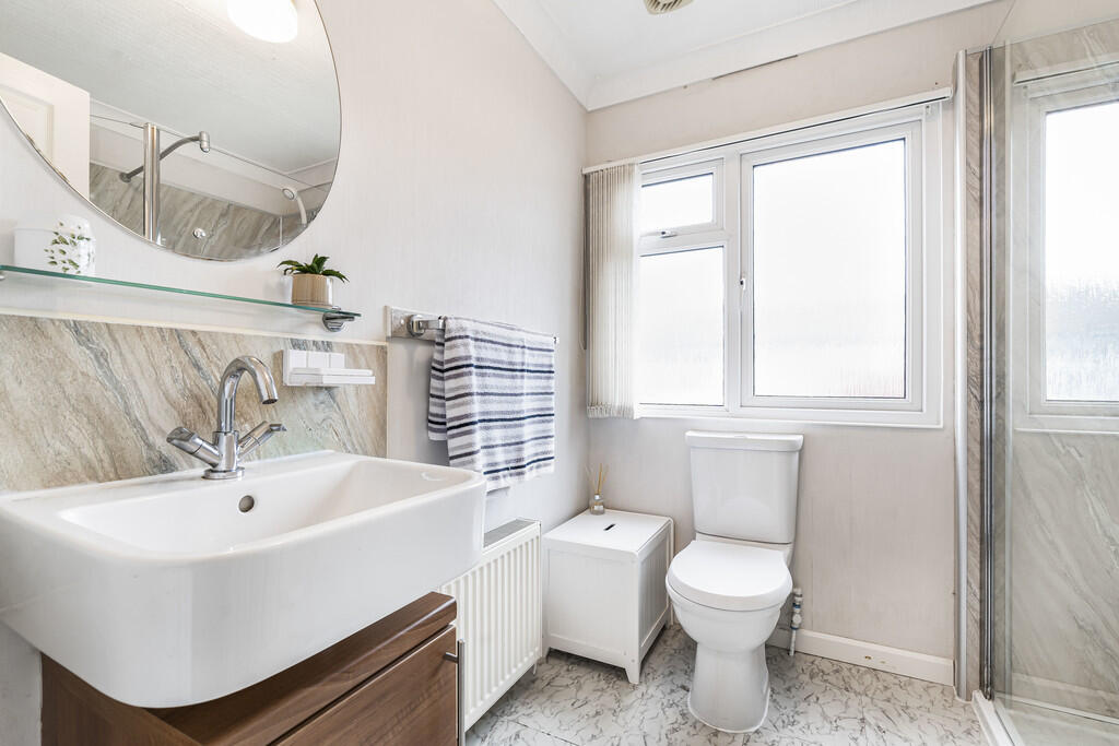 Main shower room ...