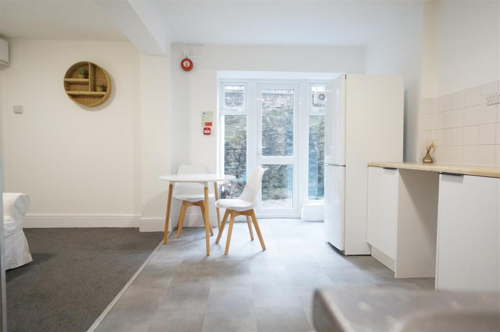 kitchen - lounge 1.JPG