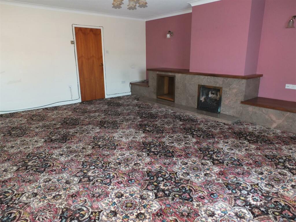 87 Bridge Road Sitting Room TO LET.JPG