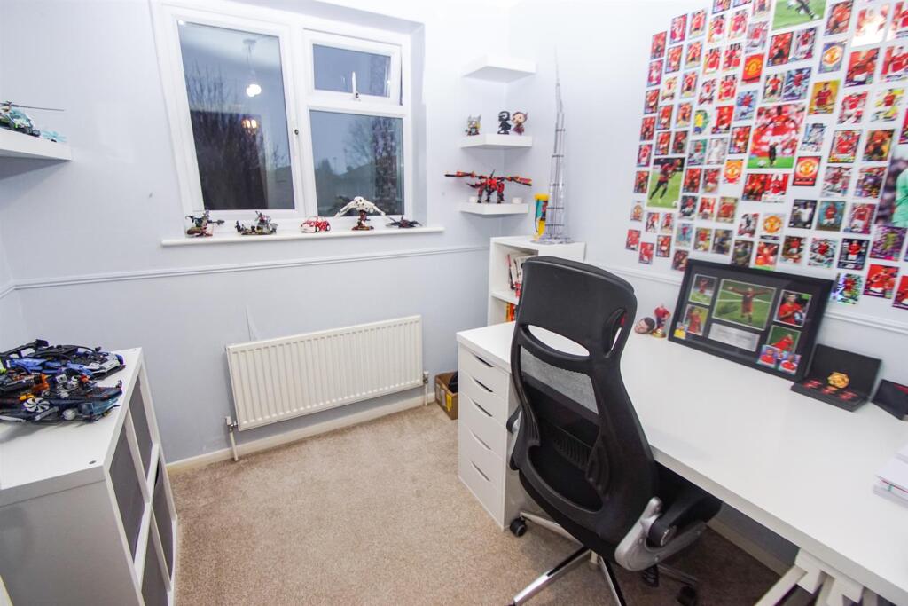 101 lowestoft drive bed3.JPG