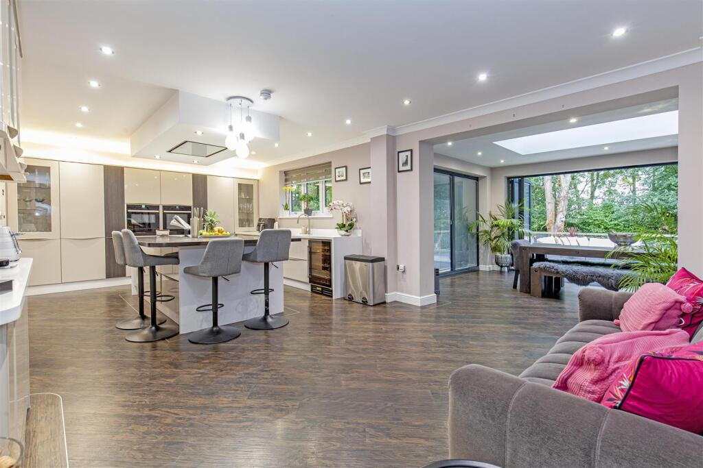 Stunning Breakfasting Kitchen