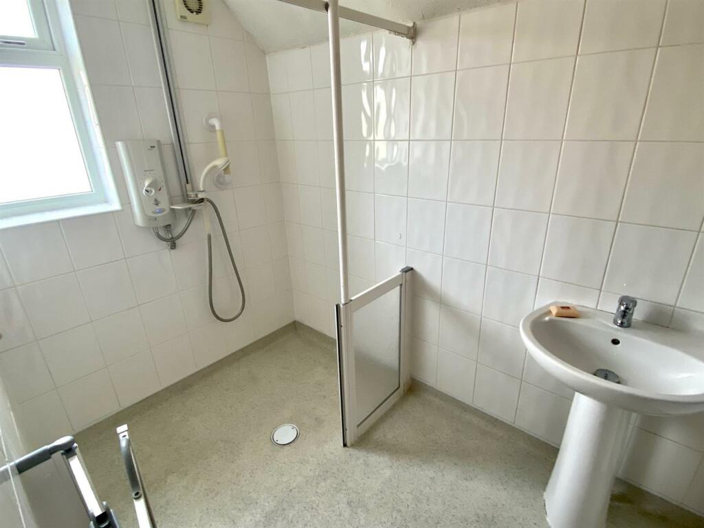parkfield avenue 17 shower.jpg
