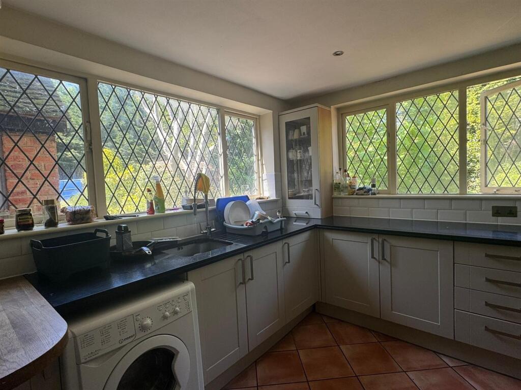 kitchen 2.jpg