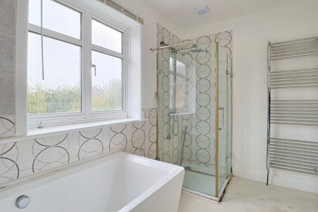 Colebrook Avenue - Modern Bathroom