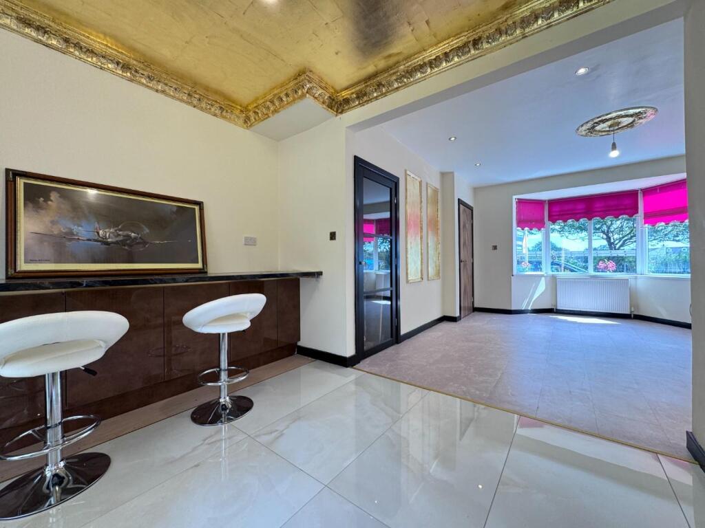 DINING/BREAKFAST ROOM