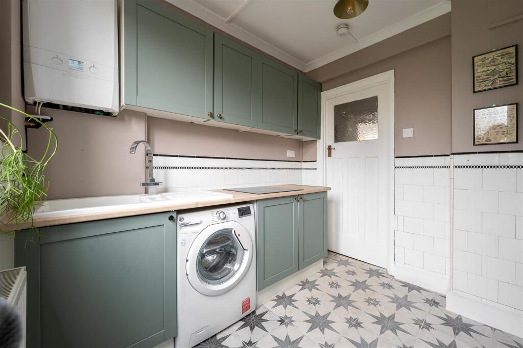 Onslow Gardens, E18