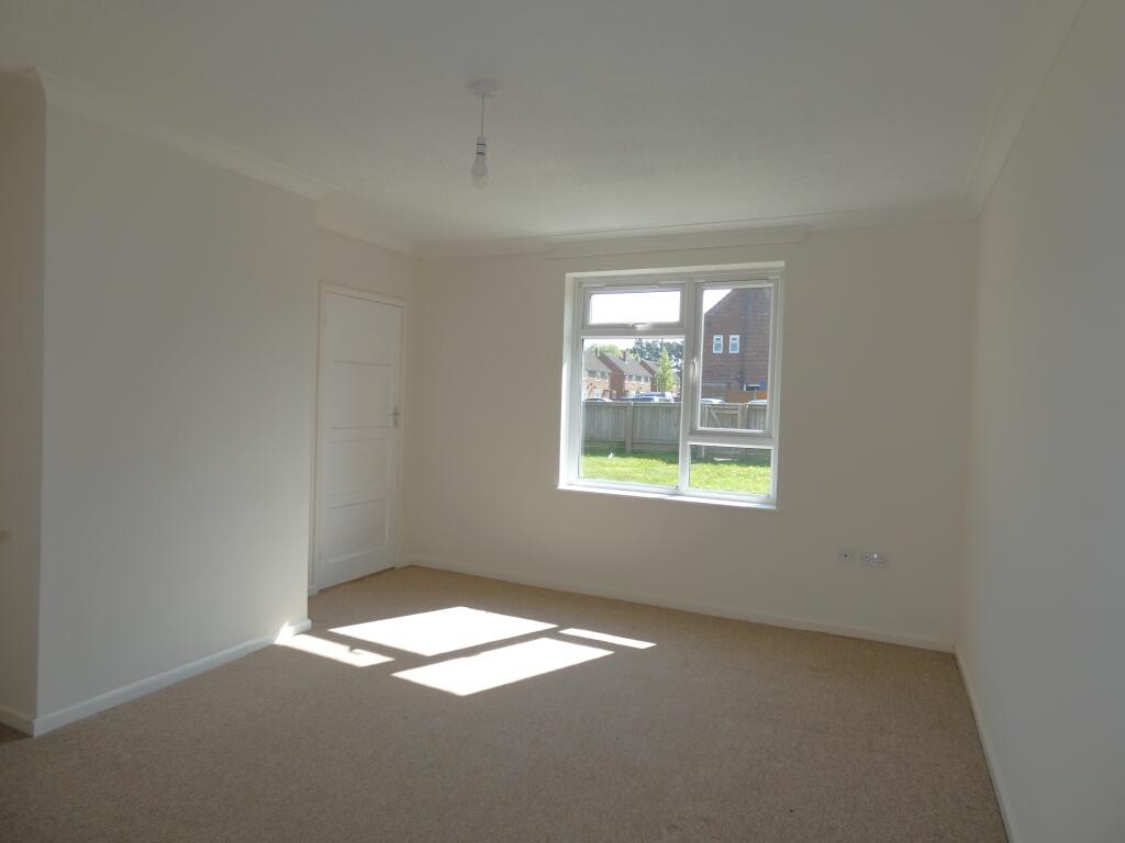 Pic 5 Living Room.JPG