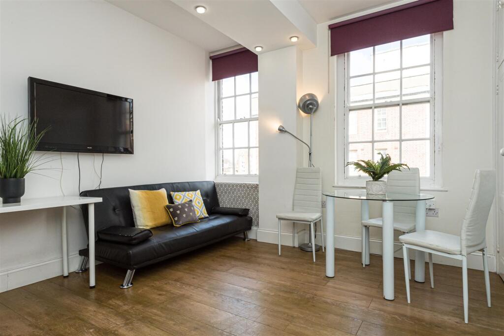 Queen's Court 105A-003.jpg