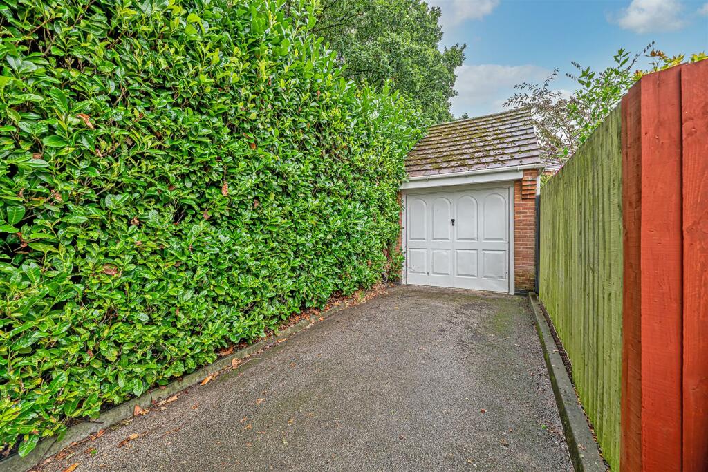 Driveway/Garage