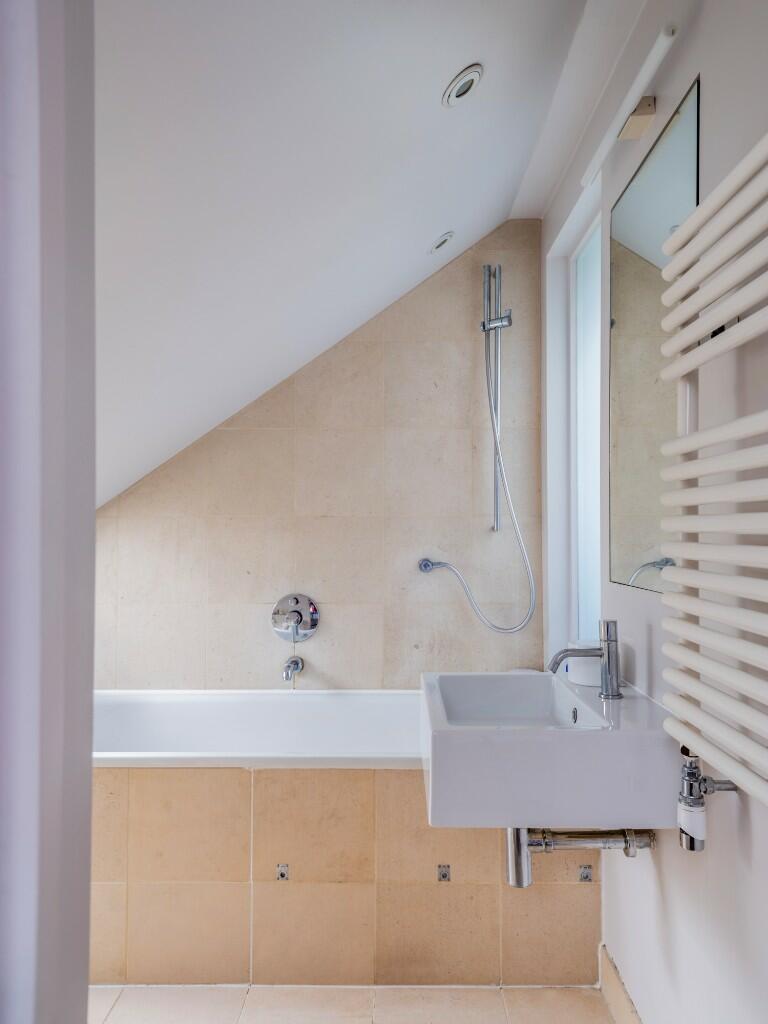 Bathroom (en-suite)