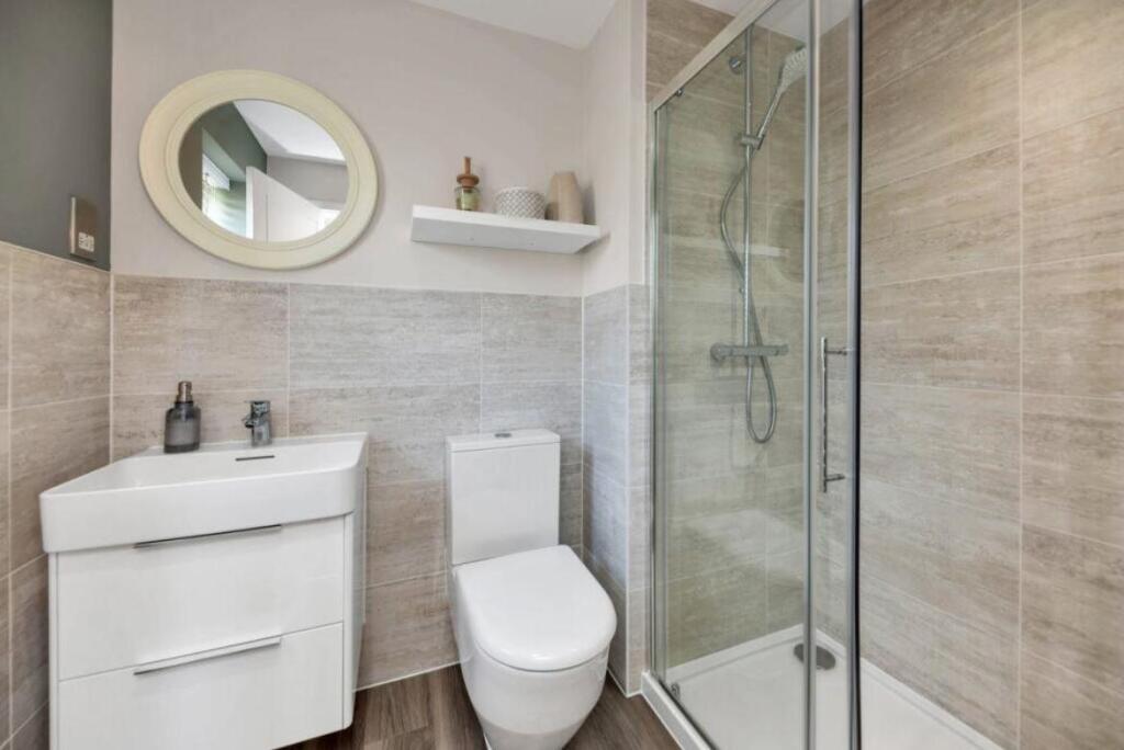 ensuite.JPG