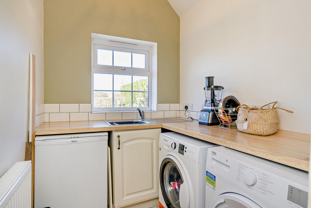 8639452-interior1...