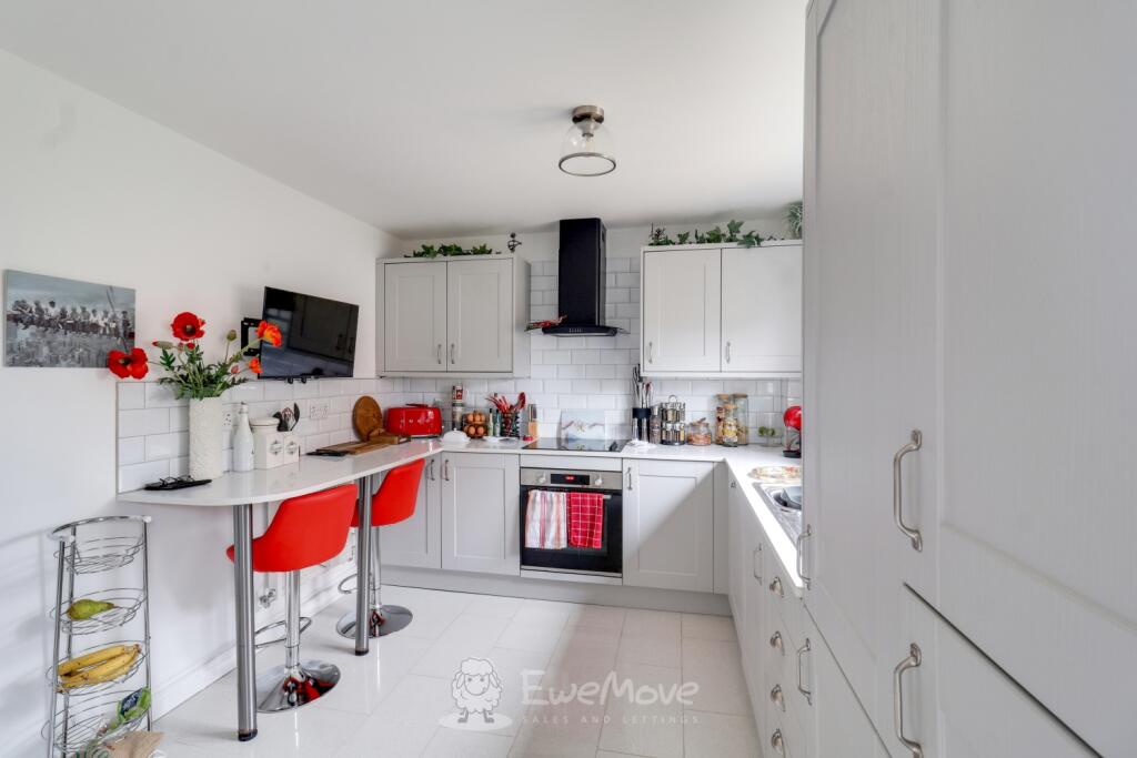 Kitchen and Breakfast Bar