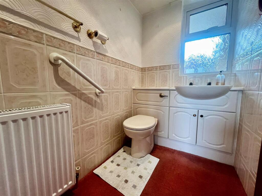 18 wheatley close bathroom ii.jpg