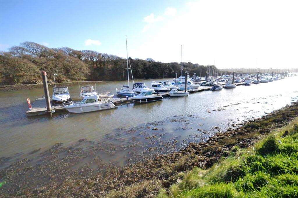 Marina 2 gaddarn.jpg