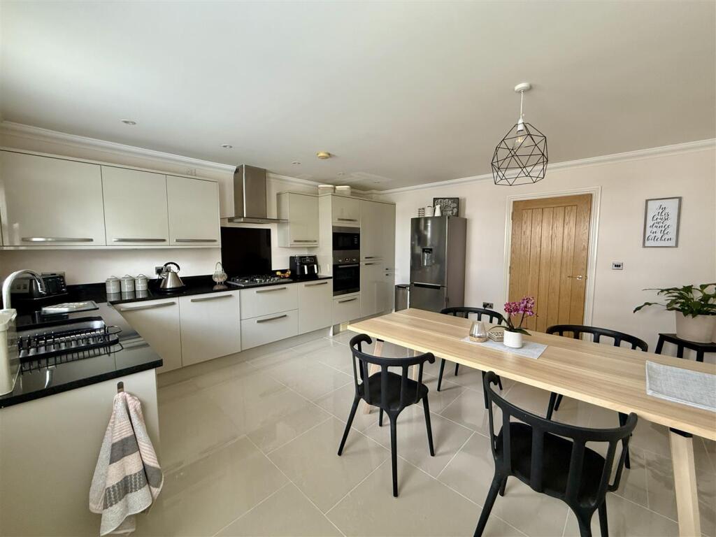 Kitchen/Dining Room: