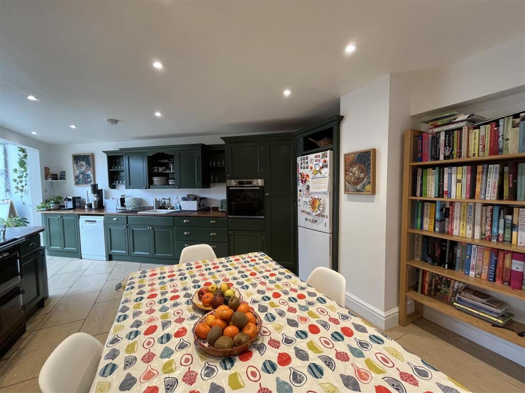 Rosare - Kitchen 3.jpg