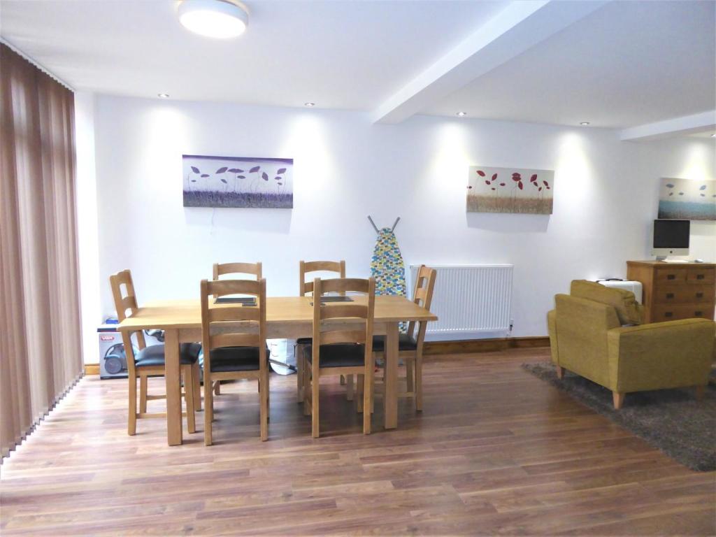 04 - Dining Area.jpg