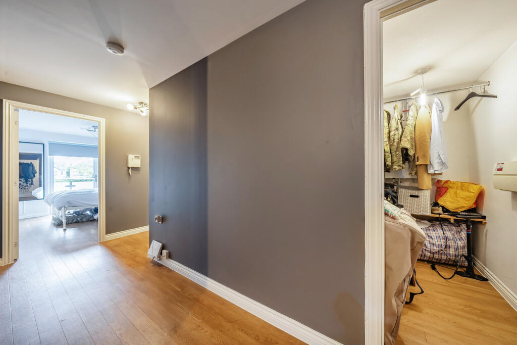 1361131-3-68debae...