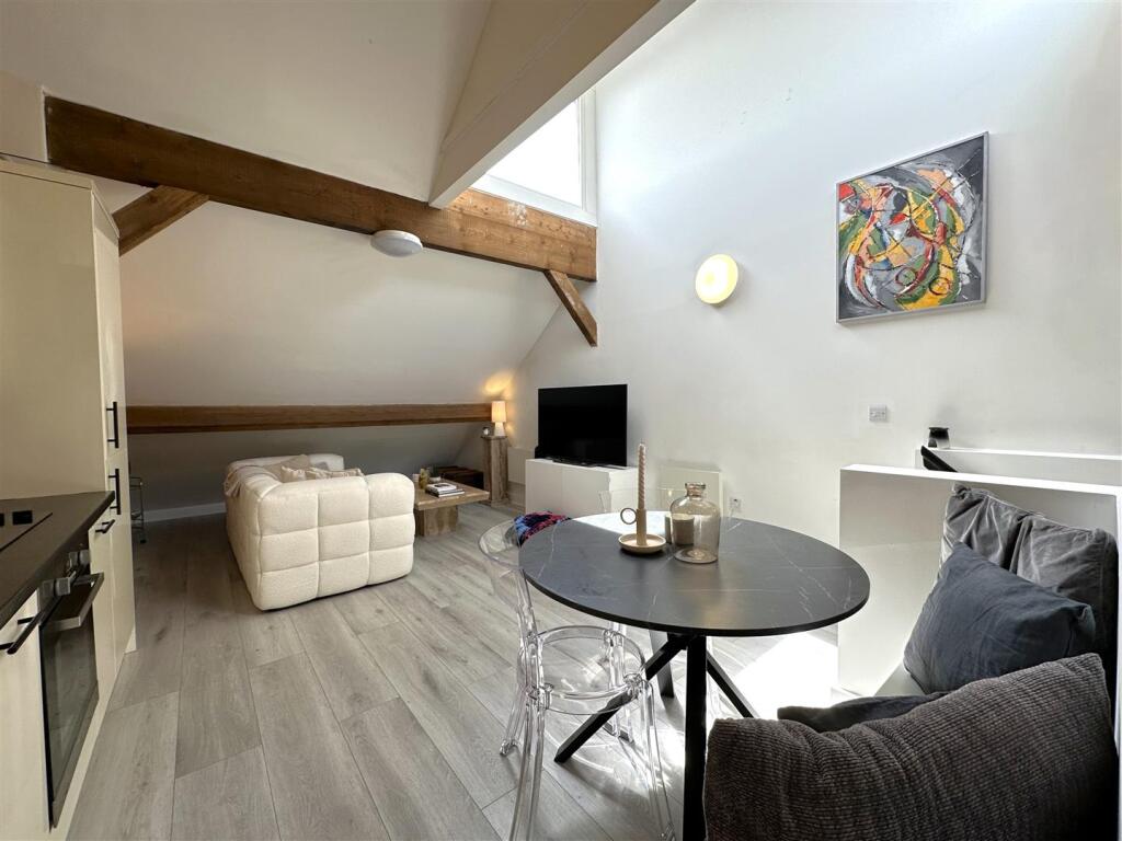 Living/Dining Area 214