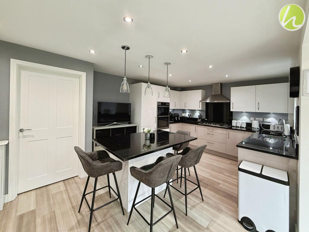 Kitchen/ Dining Space