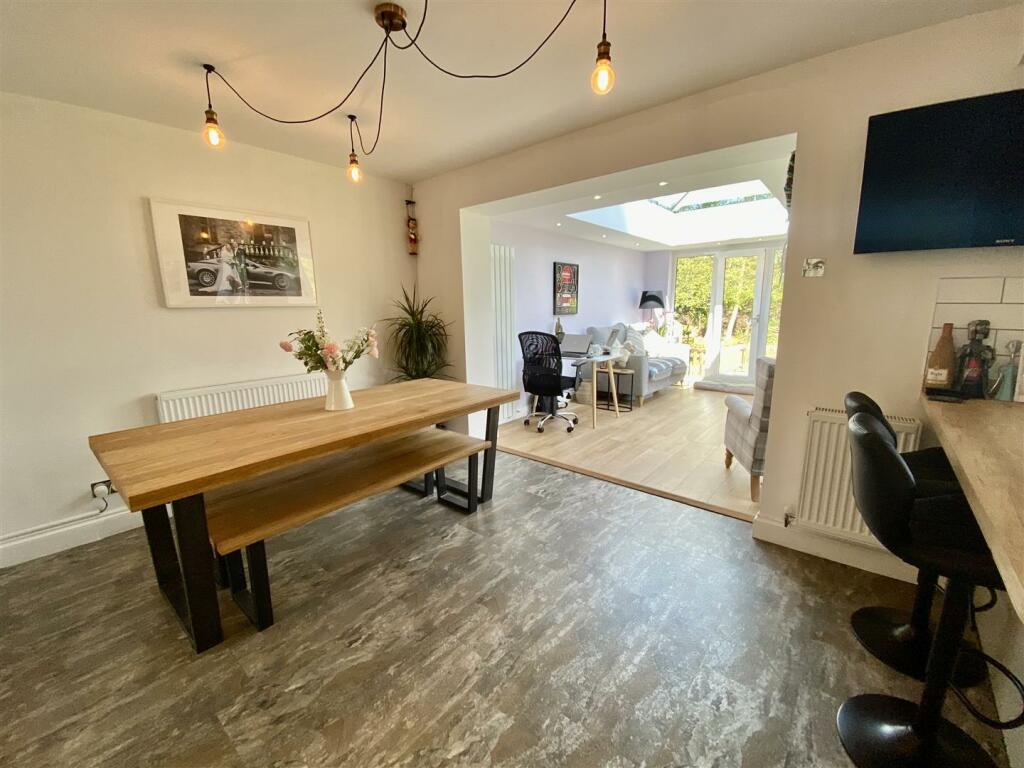 KITCHEN/DINING ROOM