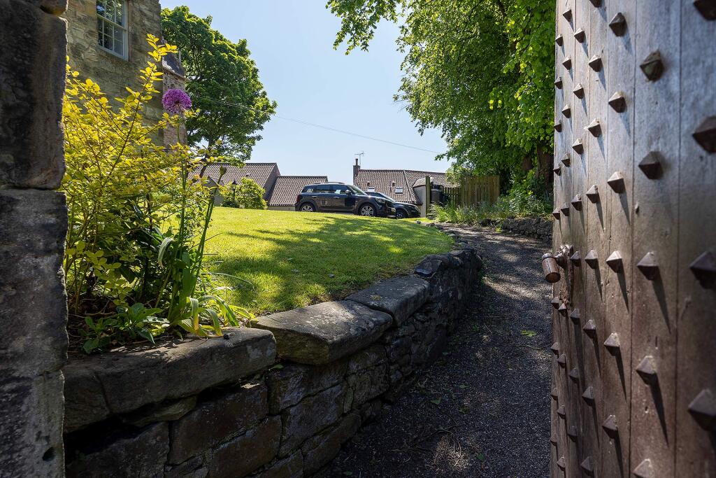 Secret Garden Entrance - Second Floor Flat, West Port House